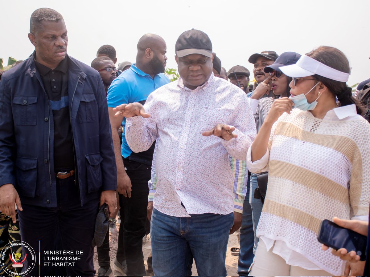 MudimbiThierry's tweet photo. Ce samedi 20 juillet, une tournée d'inspection inspection a été organisée à #Kinshasa par la Ministre d'Etat, Ministre des Affaires Foncières, #Acasia Bandubola @acaciaBandubol1, et le Ministre de l'Urbanisme et Habitat, Crispin #Mbadu Phanzu @CrispinMbadu. Accompagnés du Ministre des Ressources Hydrauliques @ted_lwamba , du Directeur Général de la Regideso et du Directeur de Cabinet du Gouverneur de la Ville @MutalaIsrael représentant le Gouverneur de la Ville empêché, ils ont visité cinq sites à problèmes pour évaluer la situation du respect des normes urbanistiques, notamment pour les constructions près du fleuve Congo et des cours d'eau.

Les sites inspectés étaient :

1. Baie de Ngaliema, Cfr. Concession Utexafrica, derriere GG-MARKT et le site Obwira,
2. Devant le Cercle Hippique,
3. L'usine de captage de la Regideso, site de la Baie de Ngaliema,
4. Le lotissement construit à Kintambo hôpital,
5. Espace en face du Stade des Martyrs

Lors de cette inspection, il a été révélé que de nombreuses constructions ne respectaient pas les normes. Cette situation soulève des inquiétudes majeures concernant la sécurité et l'impact environnemental dans ces zones.

Avec toutes ces irrégularités constatées, les ministres vont prendre des mesures coercitives pour garantir la conformité aux normes urbanistiques et protéger les infrastructures urbaines de Kinshasa.

Excellence Crispin Mbadu Phanzu a déclaré que des inspections hebdomadaires seront organisées pour évaluer les dégâts et autres désordres. Il a souligné le fait que, malgré des avis négatifs émis, des constructeurs anarchiques continuent. 

"Des mesures appropriées seront prises pour que l'État reprenne ses droits car plus rien ne sera comme avant dans le secteur de L'URBANISME et HABITAT," a-t-il affirmé. 

Il est désormais exigé que toutes les constructions affichent leurs autorisations de construire devant les chantiers. Dans les jours à venir, des inspecteurs visiteront les chantiers pour vérifier les autorisations de bâtir.
 
"Plus rien ne sera comme avant" a conclu le Ministre de l'Urbanisme et Habitat, déterminé à renforcer la réglementation dans son secteur.

CellCom Ministère de l'Urbanisme et Habitat