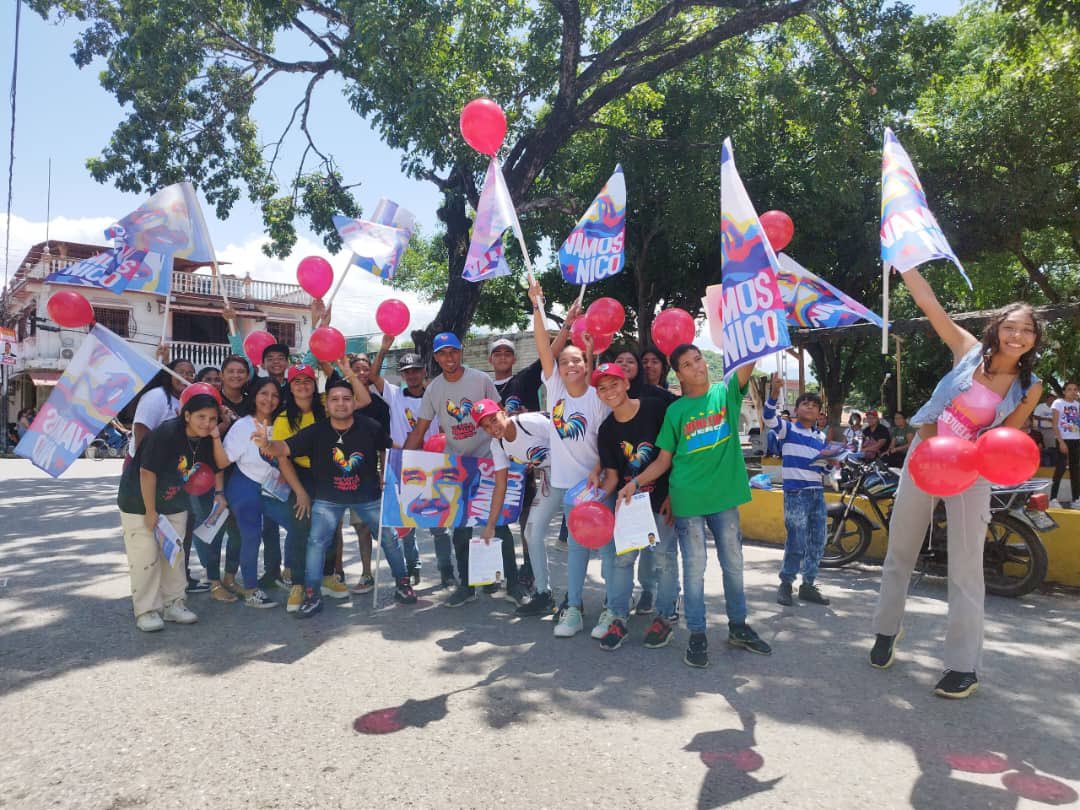 RomeroFelixE's tweet photo. Aquí está la juventud de #SanSebastianDeLosReyes en una extraordinaria jornada de agitación, propaganda y comunicación en cada calle, cada comunidad. 

Seguimos CONSTRUYENDO La Victoria de Nicolás 👨🏻 Con la alegría que nos caracteriza y por la defensa de la Verdad de Venezuela en medios; redes, paredes y radio bemba. 

¡El 28 de Julio gana nuestro Gallo Pinto!🚩 #VenezuelaPintaBonito