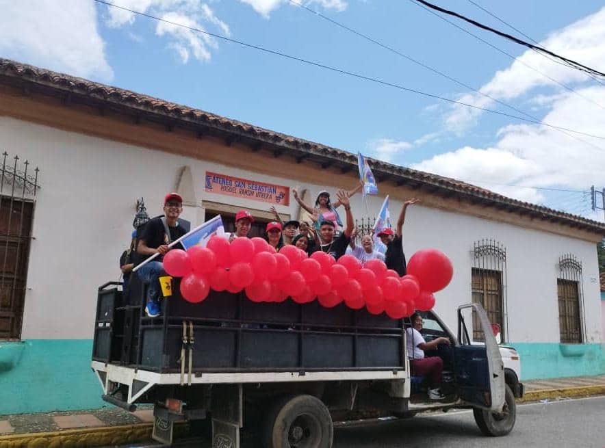 RomeroFelixE's tweet photo. Aquí está la juventud de #SanSebastianDeLosReyes en una extraordinaria jornada de agitación, propaganda y comunicación en cada calle, cada comunidad. 

Seguimos CONSTRUYENDO La Victoria de Nicolás 👨🏻 Con la alegría que nos caracteriza y por la defensa de la Verdad de Venezuela en medios; redes, paredes y radio bemba. 

¡El 28 de Julio gana nuestro Gallo Pinto!🚩 #VenezuelaPintaBonito