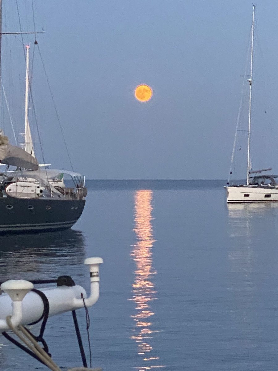_Lindbloom_'s tweet photo. Full moon 🇮🇹 https://t.co/oafaIgNENg