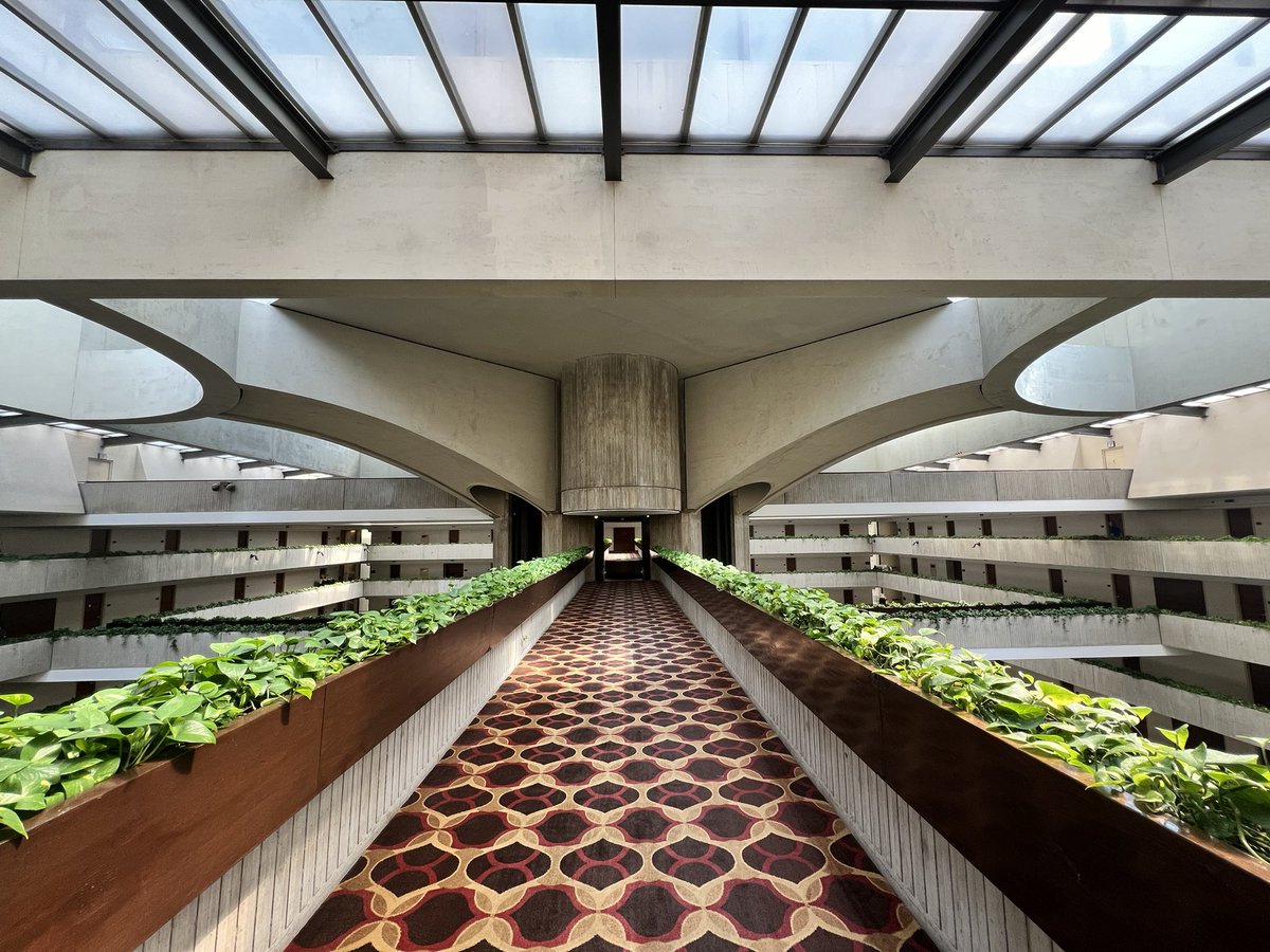 They don’t build ‘em like this any more.

Due to the airline meltdown I stayed overnight in Chicago at the Hyatt Regency O’Hare. It’s an architectural gem from the early 70’s. Its signature feature is a massive brutalist atrium.

Two more fun facts…🧵