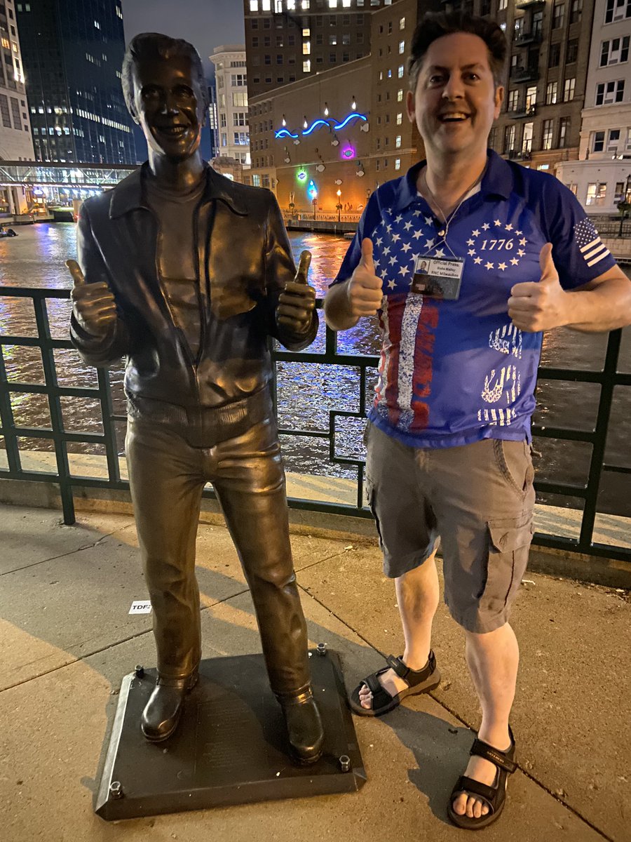 TVsBlakeWalley's tweet photo. Found Fonzie on the Riverwalk in downtown Milwaukee! #BronzFonz https://t.co/5wpCLHYrwe