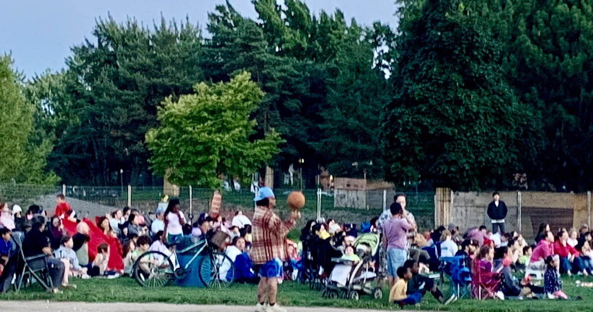 cjndg's tweet photo. Great crowd of 400 came to watch Our Movie in Benny Parc.  Sponsored by NDG Outing Club, Jeunesse Benny and en collaboration avec la Ville de Montréal-arrondissement CDN-NDG https://t.co/XRie9ePDIV
