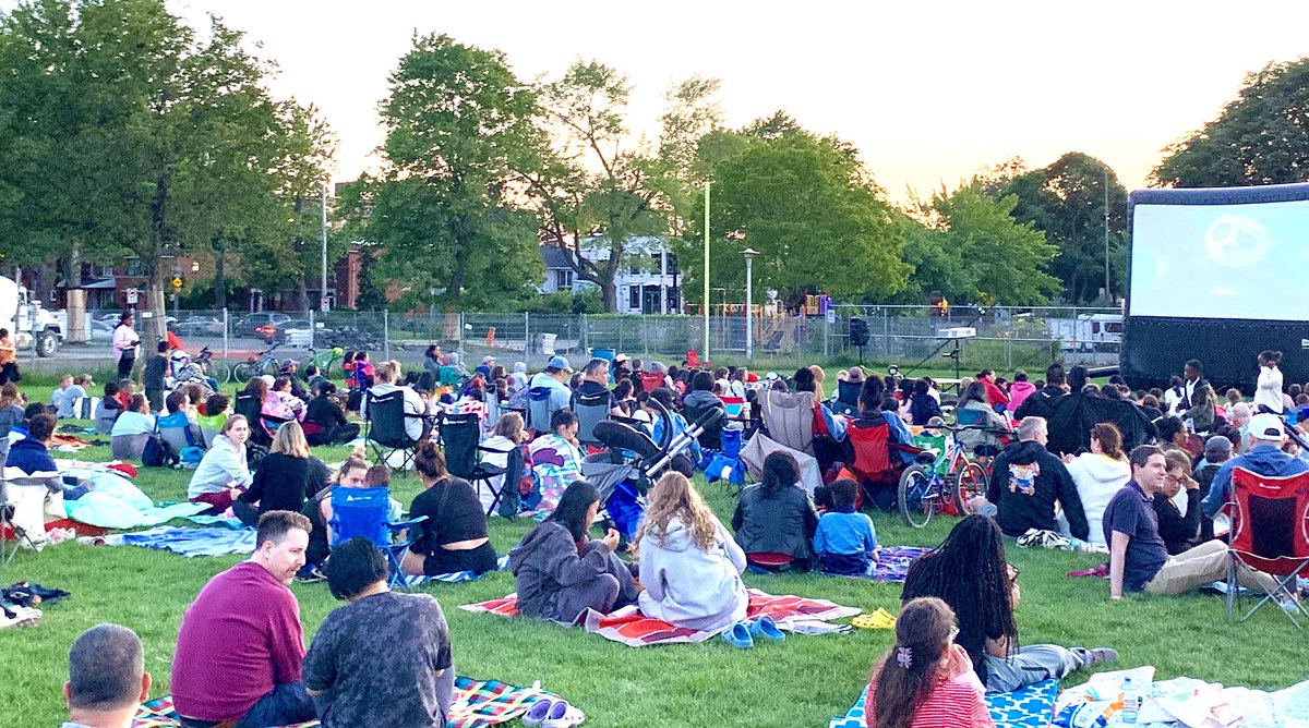 cjndg's tweet photo. Great crowd of 400 came to watch Our Movie in Benny Parc.  Sponsored by NDG Outing Club, Jeunesse Benny and en collaboration avec la Ville de Montréal-arrondissement CDN-NDG https://t.co/XRie9ePDIV