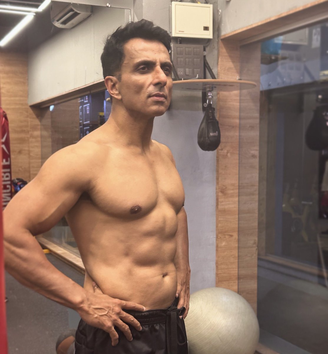 Random_Indian7's tweet photo. This man is tossing sanghis out ot the park 😂
#SonuSood #DhruvRathee https://t.co/FGtAhC78E8
