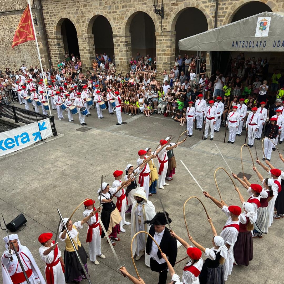 #AntzuolakoAlardea eredu bat da berdintasunaren alde eta tradizioak gaurkotzearen aldeko lanean. #Antzuola-tik ikasi dezakegu zein garrantzitsua den Udalaren laguntza izatea, prozesu herrikoi parte hartzaileak bultzatzea eta antzeko egoerak dituzten herriekin sareak eraikitzea.