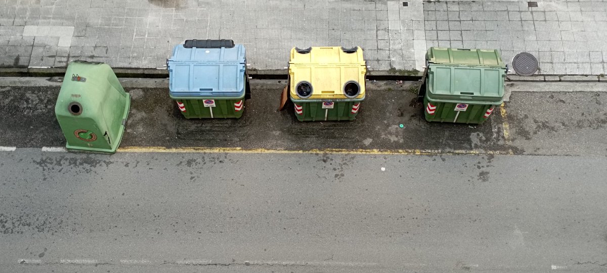 lewousky's tweet photo. @PreZero_ES Ya tenemos bastantes problemas de aparcamiento en Pontevedra, para que sus conductores dejen los contenedores lo más separados posible y saliendo de la zona enorme habilitada para su colocación. Calle  Juan Bautista Andrade. https://t.co/kbARHXii81