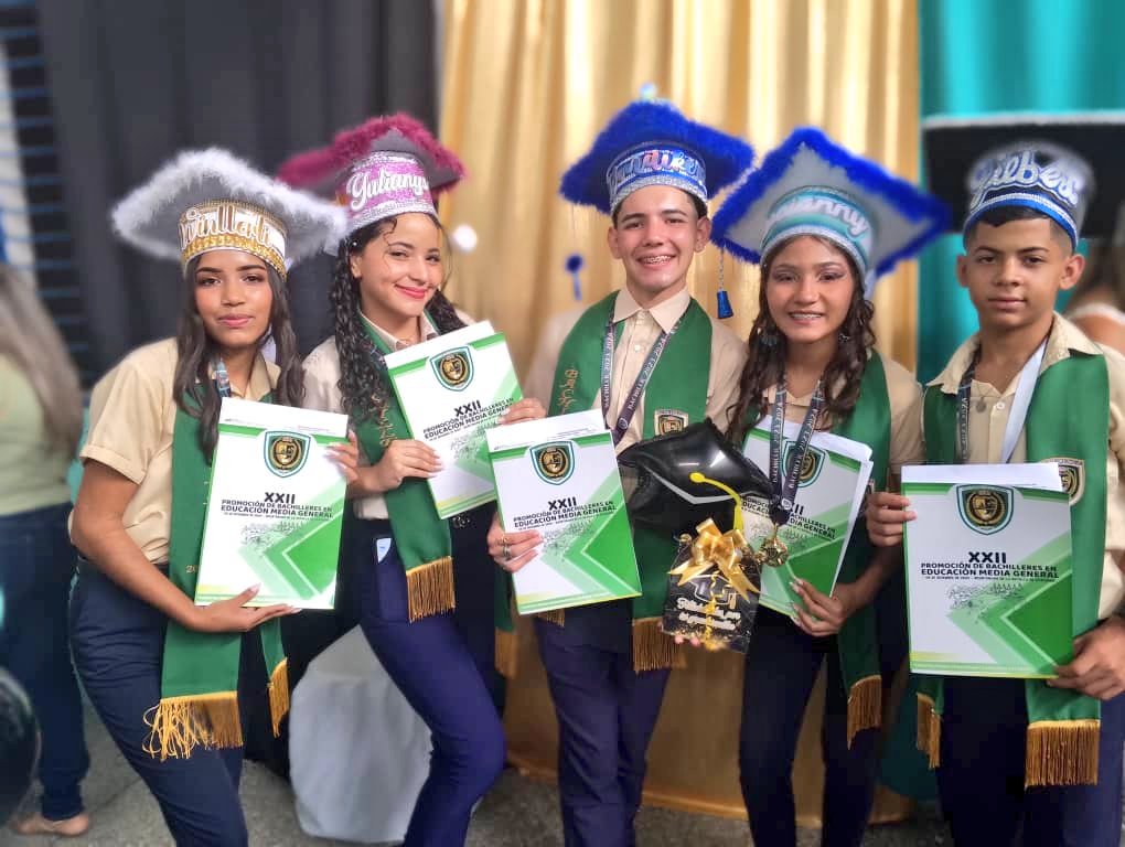 En un ambiente lleno de alegría y cordialidad se llevó a cabo el acto de grado de los bachilleres de la UENB Santa Rosalía.
Aragua es Educación!
#VenezuelaPintaBonito 
<a href="/NicolasMaduro/">Nicolás Maduro</a> 
<a href="/_LaAvanzadora/">Yelitze Santaella</a> 
@MPPEDUCACION 
<a href="/LeiraSuarezPsuv/">LeyraSuarezPsuv</a> 
<a href="/Soykarinacarpio/">Karina Carpio</a>