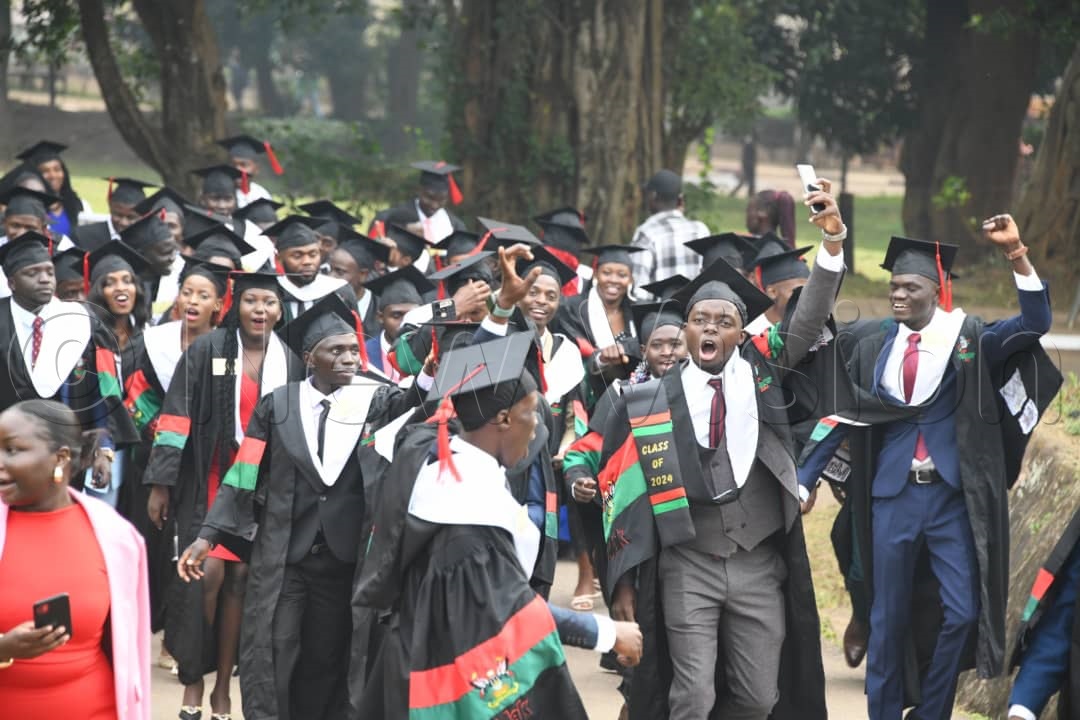 newvisionwire's tweet photo. President @KagutaMuseveni: It’s a mistake for our young people to expect many job opportunities in the administrative sector. If you have a degree, go into farming. Therefore, our social sciences graduates should aim to join the private sector.
#VisionUpdates #M7Address https://t.co/AmWc1JIxut