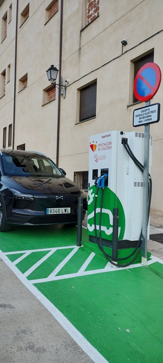 clementesp's tweet photo. @DeOadl @OTC_DipCaceres @PSOEDipCC es una pena poner un cargador de vehículos eléctricos con el buen servicio que es y que no se ponga en marcha después de más de un año. Convendría hacerlo funcionar https://t.co/tQPm99ohrO