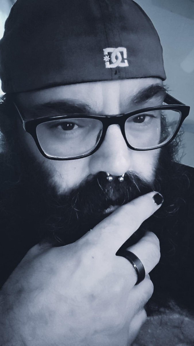 godcomplex66's tweet photo. Glasses? https://t.co/ngYHpWnEdk