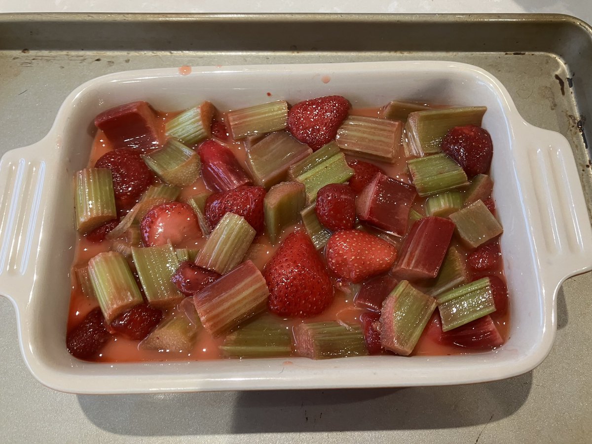AltoAngel's tweet photo. Today’s weather has prompted a #SaturdayBake.
Strawberry and rhubarb crumble. https://t.co/Yb4Se8BoLs