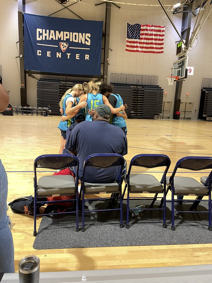debiemoss09's tweet photo. Great win today for these ladies ! Back at it tomorrow @LakePointSports @InsiderExposure Summer Slam! Back together with her first Club Team #Simax #Queens #summerslam @AnijahMoss1 @InsiderExposure https://t.co/HatqnCPBEL