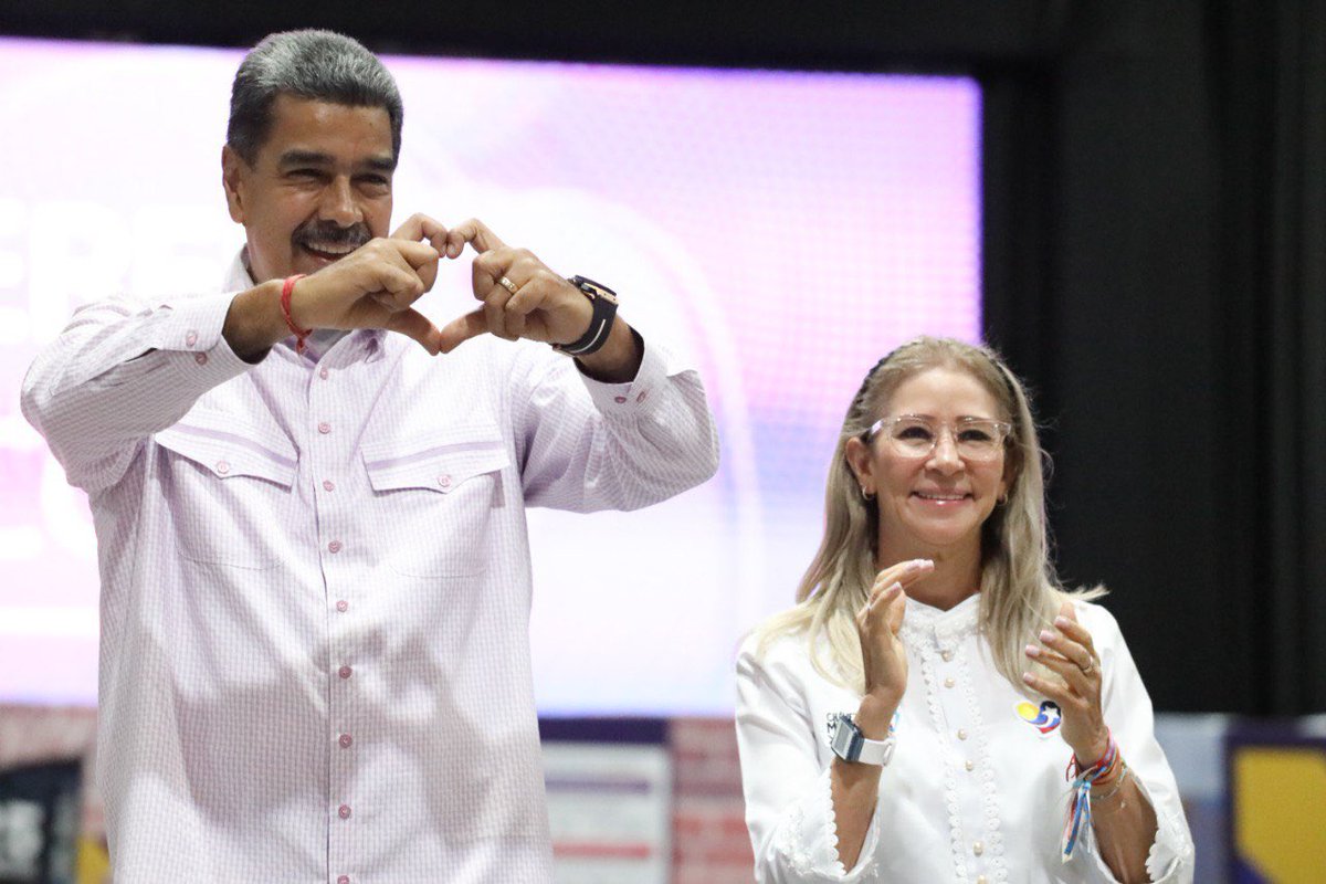 En el Vértice Salud, el presidente <a href="/NicolasMaduro/">Nicolás Maduro</a> anunció que ya están en el país todos los equipos de última tecnología y generación, para instalar en los próximos días, veintiséis unidades de atención integral a la mujer en todo el país.

 #VenezuelaPintaBonito <a href="/mvenezuelamujer/">Gran Misión Venezuela Mujer</a>