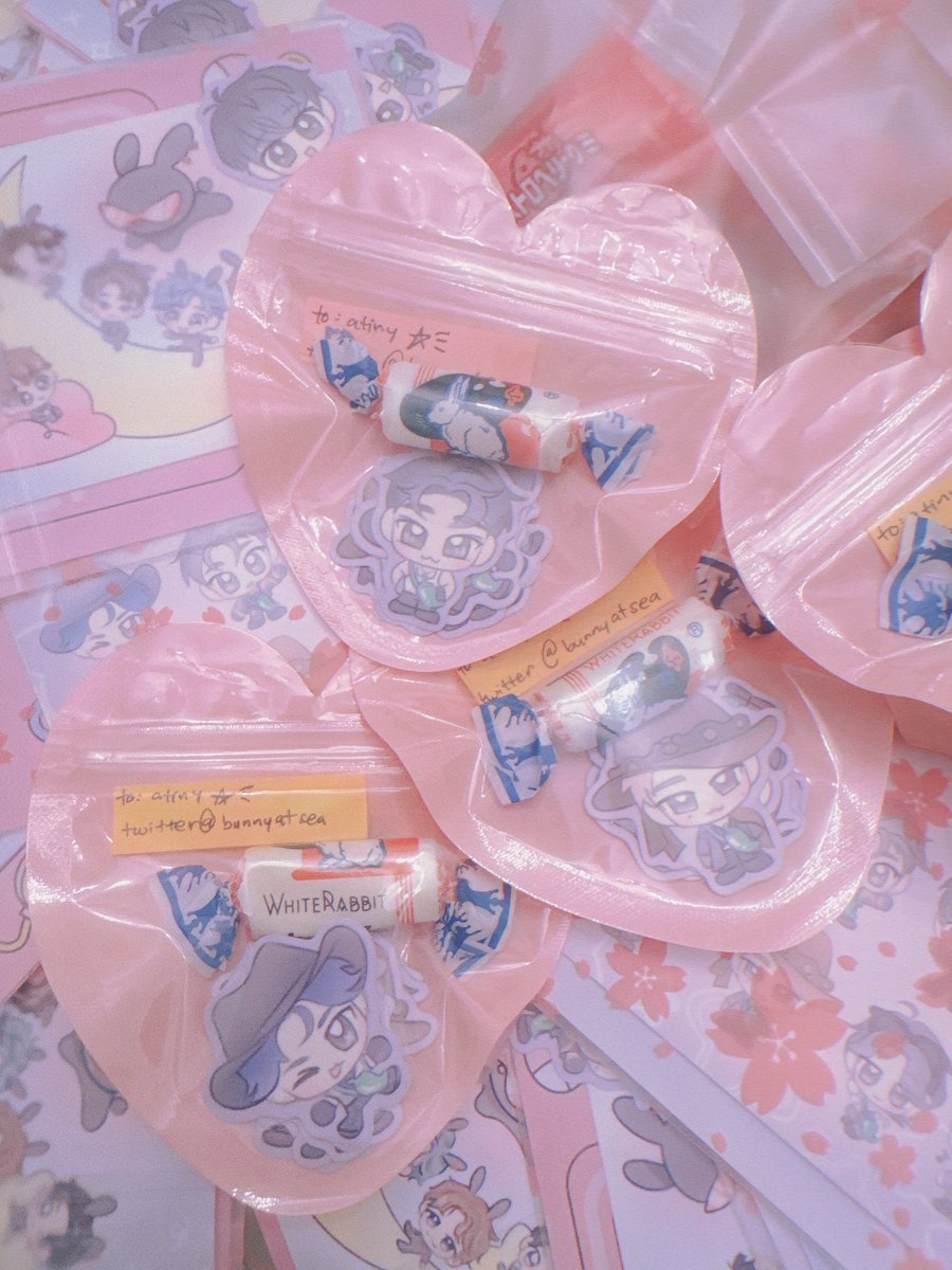🎀 ateez freebies la day 1, let's go !! 🎀

i'm in the merch line and giving some out - i'll also give stickers and mini prints later inside too !! 🩷⭐️