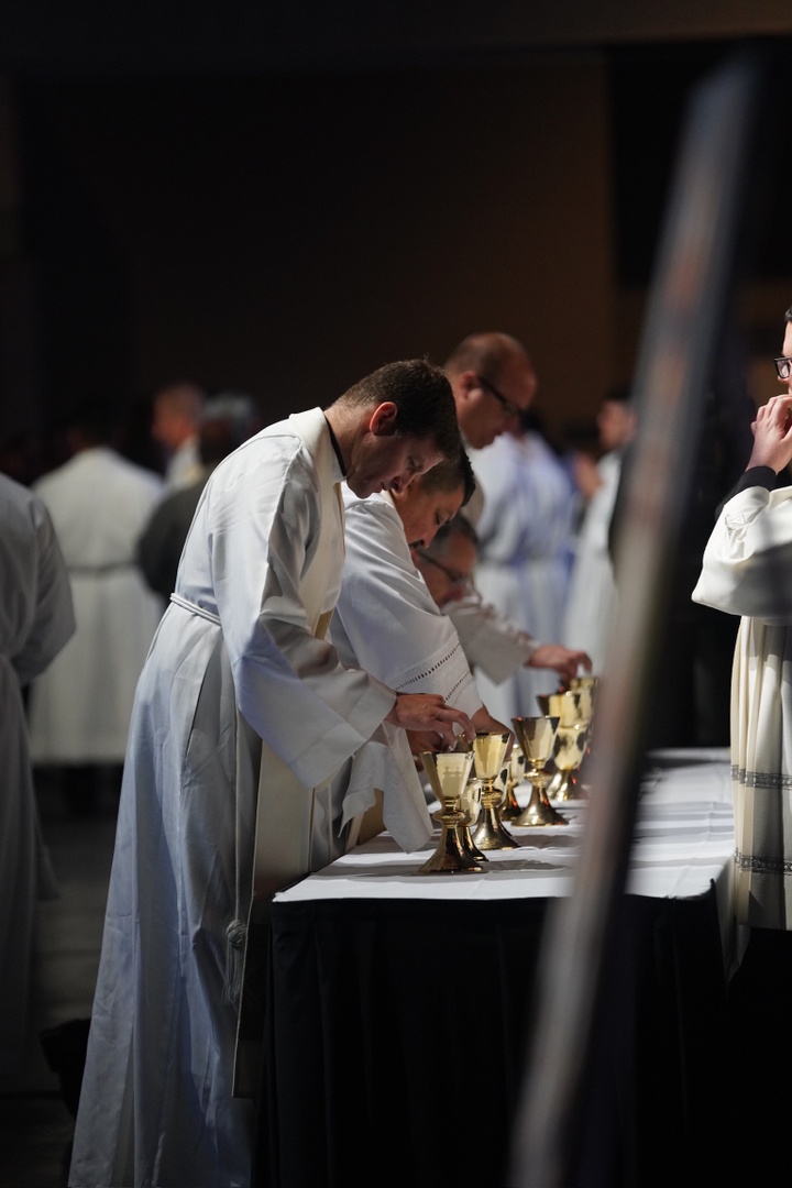 lacatholics's tweet photo. Some moments from today's #NationalEucharisticCongress Spanish Mass with @archbishopgomez

#LACatholicstoNEC #BacktoMass #BacktoMassLA #WalkwithOne https://t.co/kGKZPeekr8