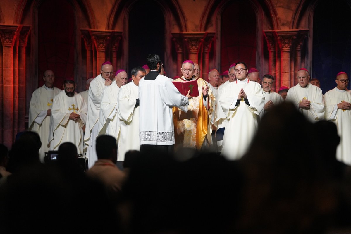 lacatholics's tweet photo. Some moments from today's #NationalEucharisticCongress Spanish Mass with @archbishopgomez

#LACatholicstoNEC #BacktoMass #BacktoMassLA #WalkwithOne https://t.co/kGKZPeekr8