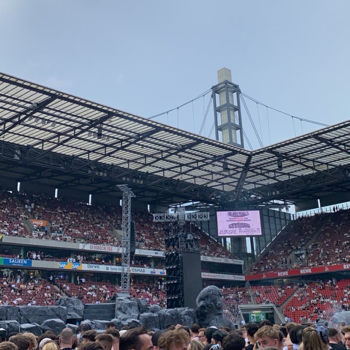 FussballBR's tweet photo. 🇩🇪🎫 𝐀𝐈́ 𝐄́ 𝐂𝐎𝐌𝐏𝐋𝐈𝐂𝐀𝐃𝐎!

Olha essa: ontem, o rapper americano Travis Scott se apresentou no RheinEnergieStadion, estádio do 1. FC Köln.

O problema é que, em dado momento do show, o rapper performou no palco com uma camisa do Borussia Mönchengladbach, o MAIOR RIVAL dos donos da casa.

Já imaginou uma coisa dessas no Brasil? 😂