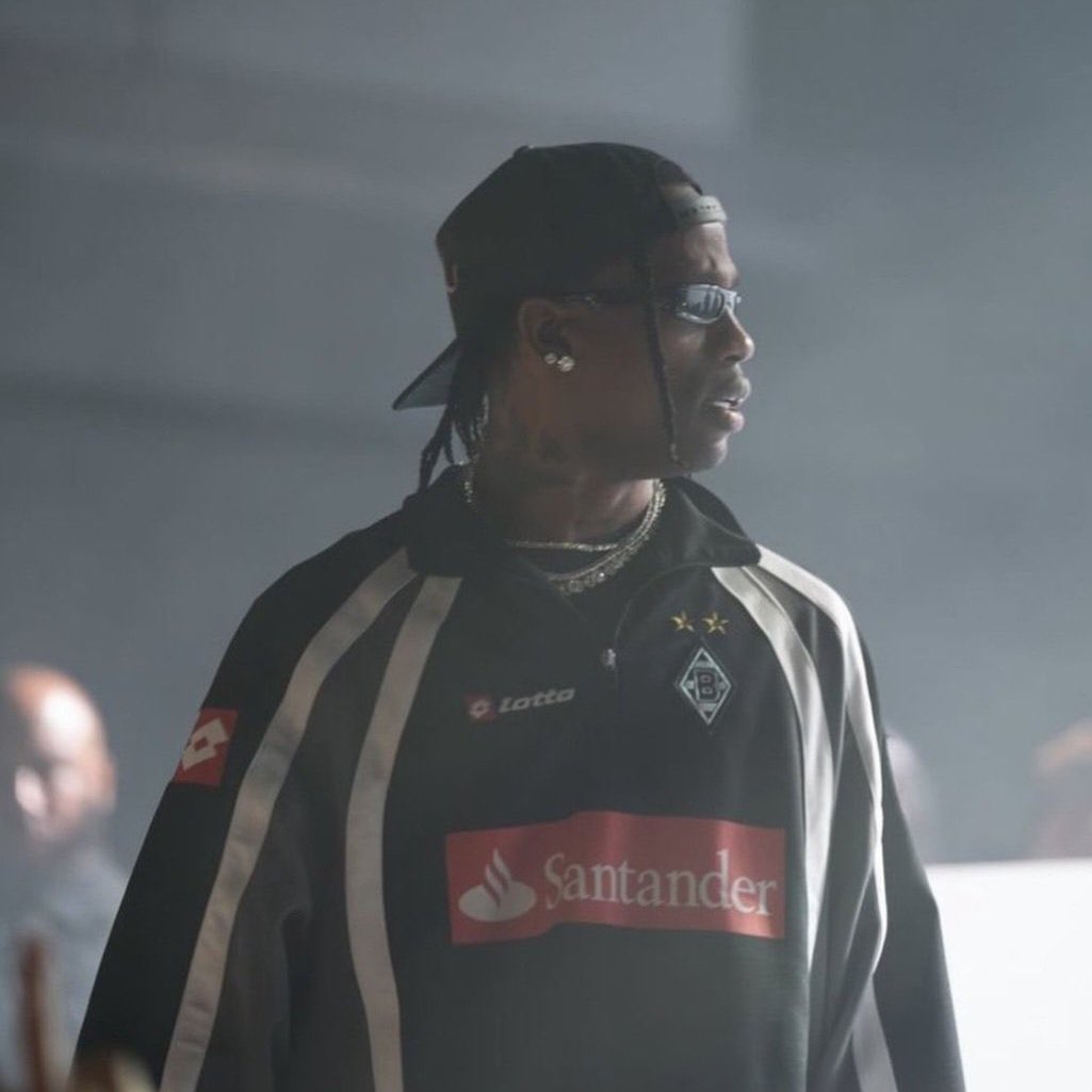 FussballBR's tweet photo. 🇩🇪🎫 𝐀𝐈́ 𝐄́ 𝐂𝐎𝐌𝐏𝐋𝐈𝐂𝐀𝐃𝐎!

Olha essa: ontem, o rapper americano Travis Scott se apresentou no RheinEnergieStadion, estádio do 1. FC Köln.

O problema é que, em dado momento do show, o rapper performou no palco com uma camisa do Borussia Mönchengladbach, o MAIOR RIVAL dos donos da casa.

Já imaginou uma coisa dessas no Brasil? 😂