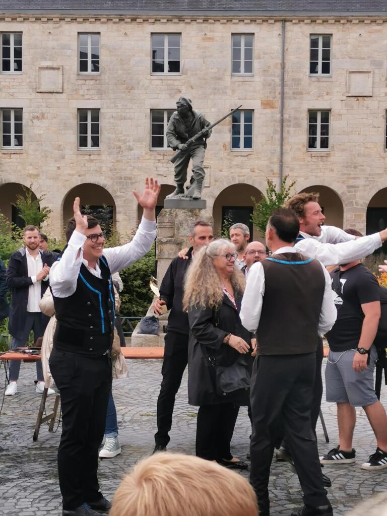 Sous une pluie battante, les bagadoù de 3eme catégorie à Quimper, ont fait vraiment preuve d'abnégation pour jouer dans de telles conditions et partager un travail de longue haleine. Ils méritent tout notre respect. Bravo à Nantes pour le titre de champion de 3eme catégorie.