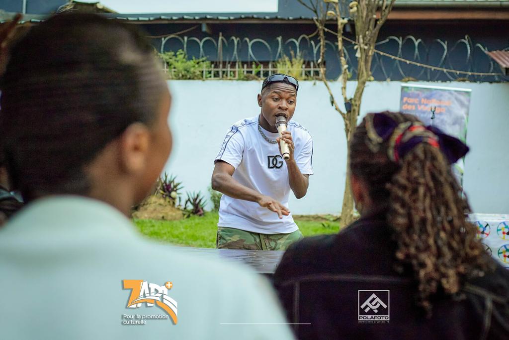 FredMASTAKI6's tweet photo. #Beni_culturellement_Resilient

Une fois de plus, le rendez vous culturel a eu lieu

La résilience de cette ville cosmopolite est une preuve d'une mentalité 

À l'espace Culturel Virunga origins, des jeunes ont chanté, dansé, "slamé",... pour la Paix et cohabitation. https://t.co/VAPQaVYTsy