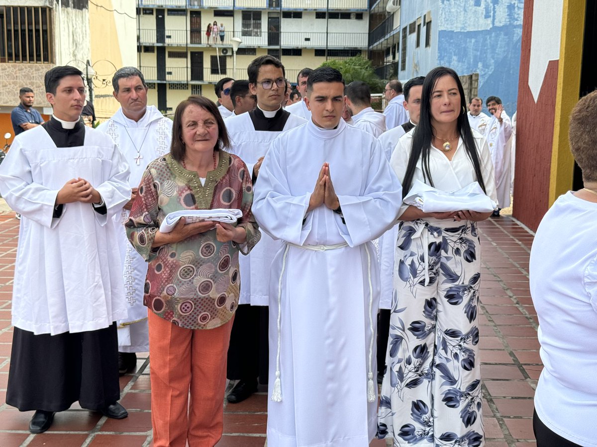 DiocesisSC's tweet photo. Ordenación de un nuevo Diácono para la Diócesis de San Cristóbal

El sábado 20 de julio, la parroquia Santísima Trinidad de La Fría fue el escenario de la ordenación diaconal de Xavier Alejandro Mora, un joven oriundo de Pueblo Hondo, en el municipio de Jáuregui. https://t.co/SjjTLluQ38