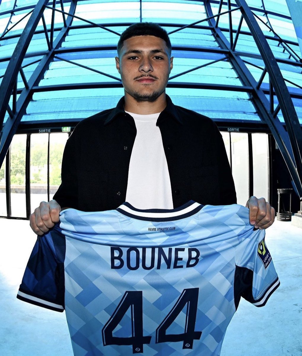 Footballogue's tweet photo. Ismail Bouneb (2006) 🇫🇷🇩🇿 pourrait bien être l’une des révélations de la Ligue 1 cette saison. 👀

Formé à Valenciennes avec qui il a disputé 1 match en professionnel, il a rejoint cet été le HAC de Didier Digard. 💙🤍

Il avait réalisé notamment une très bonne Coupe Du Monde avec l’Equipe de France U17 un peu plus tôt cette année, qu’il avait amené jusqu’en finale. 🥈

Cet après midi pour son premier match avec sa nouvelle équipe, il a inscrit un superbe coup franc et délivré 1 passe décisive. 🎯

Milieu offensif fin techniquement et intelligent, attendez-vous a le voir s’illustrer sur les pelouses de Ligue 1 cette saison. 🪄