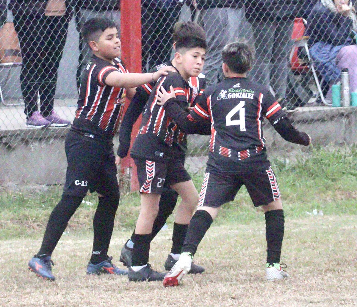 ClubSeptiembre's tweet photo. Tricolores en Santa Fe 🇾🇪⚽️

Las Categorías 2012 y 2013 del Club #10DeSeptiembre siguen en acción en la 5 Edición de la Copa Cañada que organizan los clubes Adeo, América, NOB y Sport.

¡Jugamos para hacer amigos! 🫶🏻

¡Feliz Día! 🇾🇪

#Trico2024 ⚫️⚪️🔴 https://t.co/AfP1LA2PjM