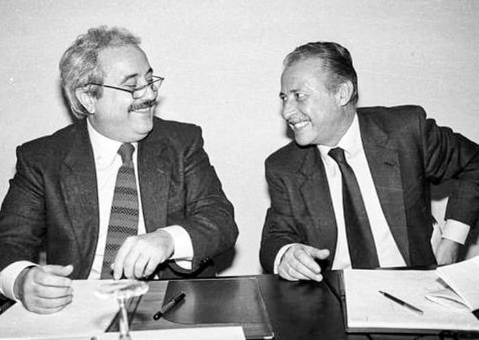 iltuoGeometra's tweet photo. 32 anni dopo. In memoria di Giovanni Falcone e Paolo Borsellino, il loro coraggio e la loro dedizione alla giustizia continuano a essere un faro di speranza e un esempio di integrità per tutti noi https://t.co/vX1Ni0vlzu