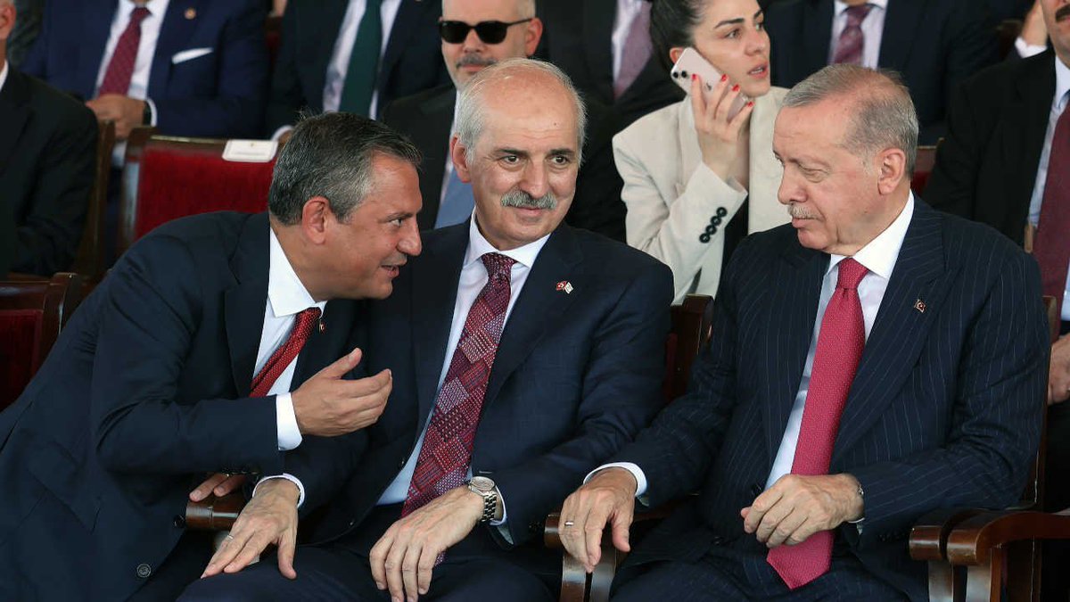 ademyarslan's tweet photo. Şeytan tüyü mü ? Sihir mi ? Büyü mü ? Muhatapların ilkesizliği mi ? dersiniz  bilmiyorum ama TR’de @RTErdogan önünde eğilip bükülmeyen az sayıdaki insan var. Başlarına neler geldiği malum ! https://t.co/Ww8LjKmzHX