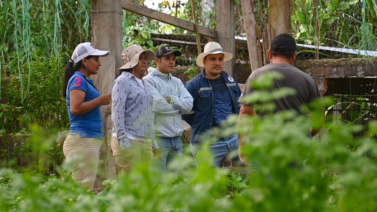 🏕️#AcampemosParaConstruir llegó a la parroquia Los Encuentros, barrio El Pindal.👏🏻 Con una minga comunitaria, visita a las fincas y emprendimientos, diálogo comunitario, adecentamiento de calles, asfaltado, y mucho más, compartimos un sábado de trabajo con sus moradores.👷🏻‍♂️⚒️👩🏻‍🌾