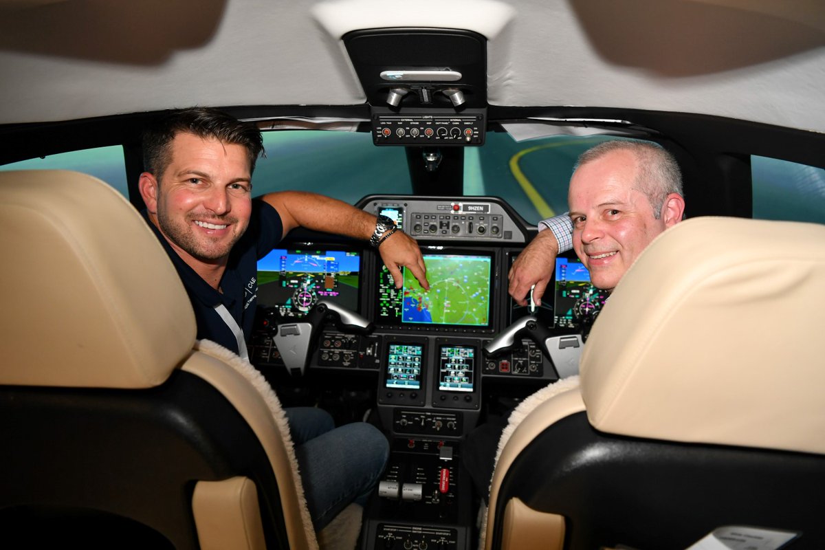 RunwayGirl's tweet image. Stunt pilot Kevin La Rosa demos Phenom 300 simulator capabilities in advance of #FIA2024 
runwaygirlnetwork.com/2024/07/simula… by @twodrones