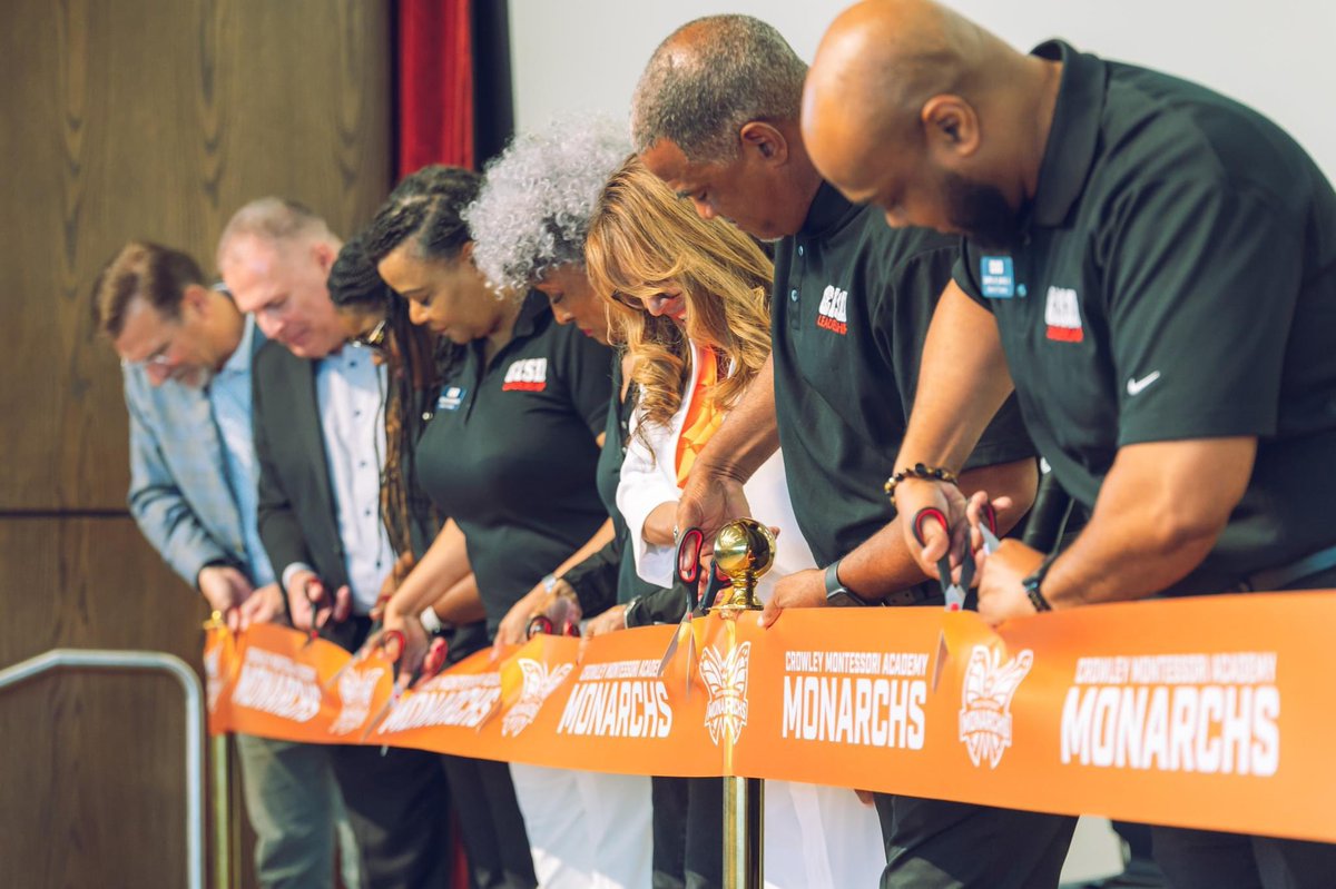 CrowleyISD's tweet photo. 🧡 Welcome home, Monarchs! 💙 In front of a large crowd, we opened the doors to the new Crowley Montessori Academy with a special ribbon-cutting ceremony. Families, staff and community members were able to tour the newest building in Crowley ISD. #CrowleyPrideUnified https://t.co/8USm42wiV8