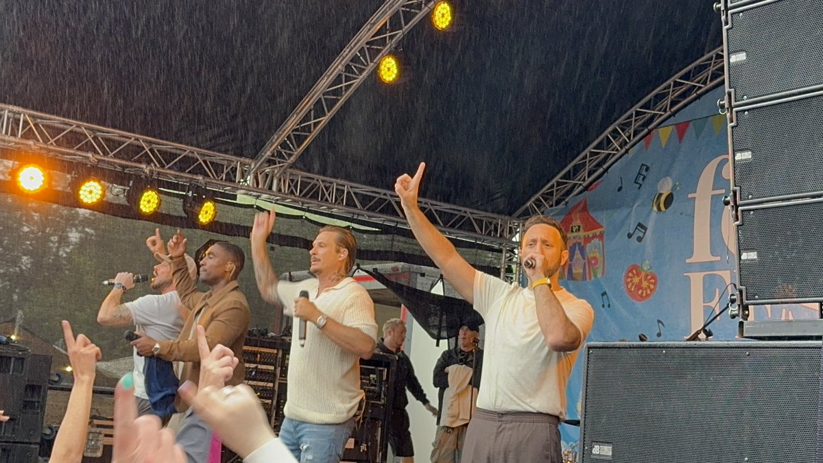 keeping_it_blue's tweet photo. 5 hours travelling, 4 different changes. 6 hours in the rain for 45 mins of @officialblue @AntonyCosta @MrDuncanJames @simonwebbe1 absolutely soaked but worth it everytime. Hotel and rest now for the long journey home tomorrow 💙💙💙💙 https://t.co/WRr9Hy53df