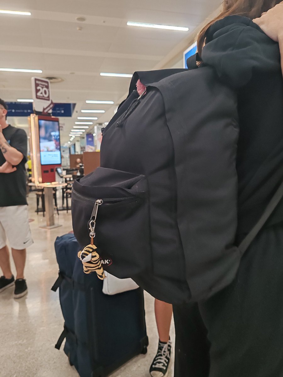 BorginiM's tweet photo. @Ryanair_IT 60 euro extra... No, not talking about the big luggage on the back, but the backpack. Let"s say why: just because was a 13yo traveling alone...  Well done. #fr09219 #ryanair #dublin https://t.co/n91lHxz8jc