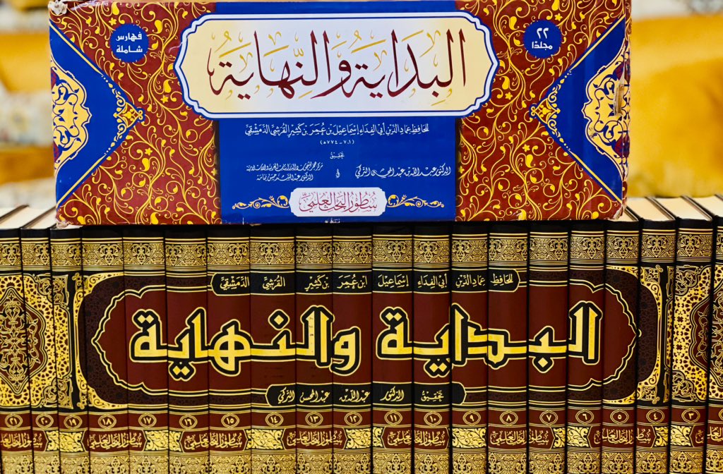 I0ll's tweet photo. هذا كتابٌ جليل القدر والمكانة، له ولمؤلفه منزلة خاصة في القلب لا يعلمها إلا الله. أطلتُ صحبته، وأنِستُ بقربه، وأدركت منهجه، وظللت سنوات عديدة أمتح من معينه فلا أروى.

ولكلفي به عقدتُ العزم على اختصارِه، ثم رأيتُ تهذيبه، وشرعتُ في ذلك عام 1432ھ، وما هو إلا أن تعاقب الدَّهر، وتقلَّبت الأيام بأهلها، وإذ بي أجده في المكتباتِ مختصرًا ومهذَّبًا، فوَهَنت الهِمَّة وانصرَف الذهن عن ذلك الجهد الذي لم يكن وقوده إلا مِقة خالصة للكتاب.

رحم الله مصنِّفه، لم أنسَ ما ذُكر عنه في آخر حياته؛ من أنه كان يحاول إتمامَ كتاب له، فاجتهد يكتب ليلاً والسِّراج ينوص حتى ذهبَ ببصره، فماتَ ولم يُتمَّ ذلك الكتاب.