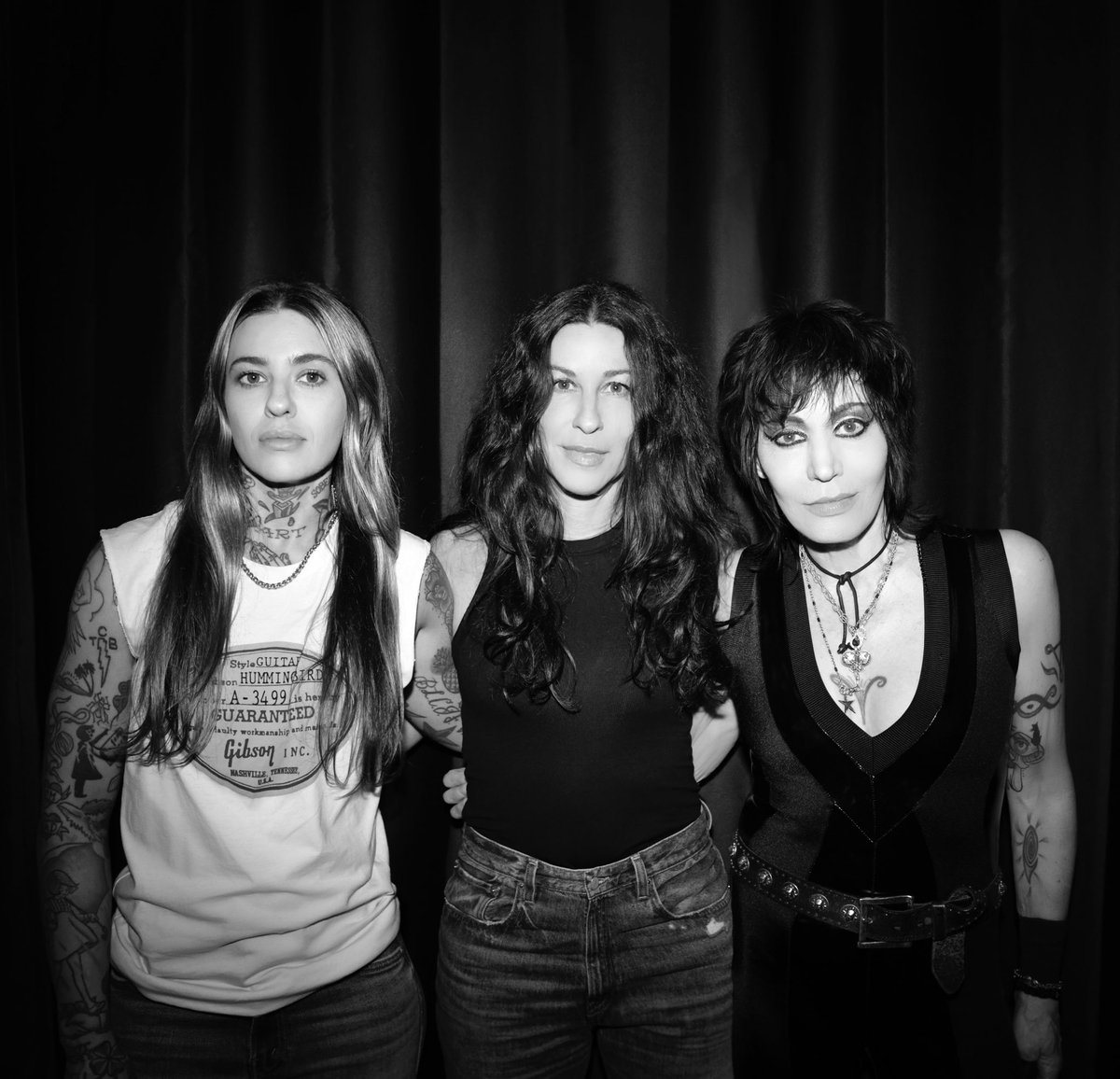 Alanis's tweet image. triple moon. triple 🔥. triple friends. the phases of vitality, maternal force and deep wisdom. unfolding always. #triplesweat love you @joanjett and @themorganwade 🌕🌗🌑❤️❤️❤️❤️‍🔥❤️‍🔥❤️‍🔥✨✨✨🫶🏻🫶🏻🫶🏻

📸 Shervin Lainez