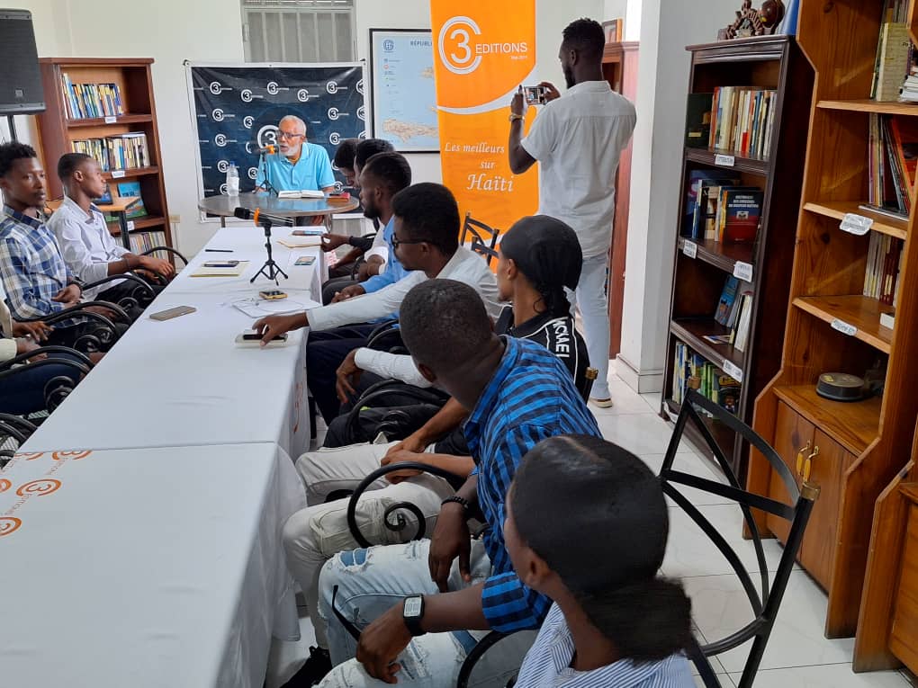 PolitoKenley's tweet photo. Aujourd'hui, nous avons eu l'immense privilège de rencontrer l'ambassadeur Daniel Suplice. Sa sagesse et son engagement nous inspirent à former les futurs leaders de la Coalition de la Jeunesse Haïtienne (CJH). Ensemble, nous bâtissons un avenir prometteur pour notre jeunesse. 🇭🇹 https://t.co/JjmLOiOdNq