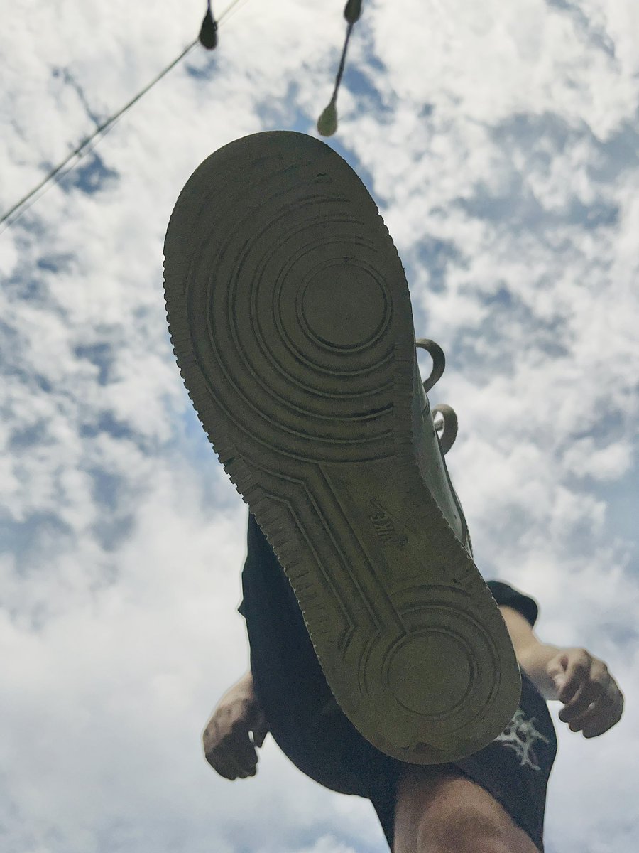 master_bartekk's tweet photo. powinieneś🥵 teraz leżeć i z takiej perspektywy🐶 
podziwiać🧦 ich piękno👟

you should🥵 lie down now 
and admire🧦their beauty👟 from this perspective🐶

#snekers #soles #nike #af1 #slave #findom #cashmaster #master #humiliation #polish #lick #feet #moneyslave #dirtyshoes https://t.co/Za0rZqjMF0