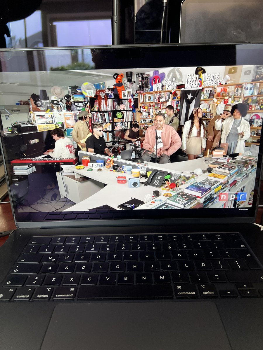 Pensamientos a primera escucha del #TinyDesk de <a href="/yoAlvaroDiaz/">ALVARO DIAZ</a> 👀

- Que buena selección de rolas
- Que buena ejecución (mención honorífica a <a href="/MnuLara/">Manuel Lara</a> <a href="/OgFelixLara/">Felix Lara</a> 🐐🐐)
- Que chingón ver a todos cotorreando y gozando el momento

Álvaro merecía un TD desde hace rato y rompió ⭐️