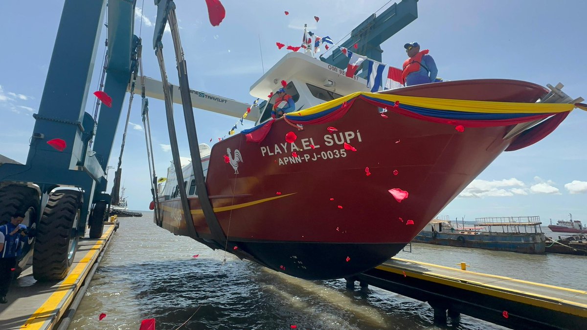 mintransporteve's tweet photo. 2/3 "Esta gran iniciativa de tener unas hidrovías públicas que nos permitan conectar pasajeros con todos los sistemas acuáticos y lacustres de nuestro país, es de vital importancia para el desarrollo económico y de los pueblos venezolanos, al permitirles una movilidad rápida y segura" señaló el líder de la cartera 
#VenezuelaPintaBonito