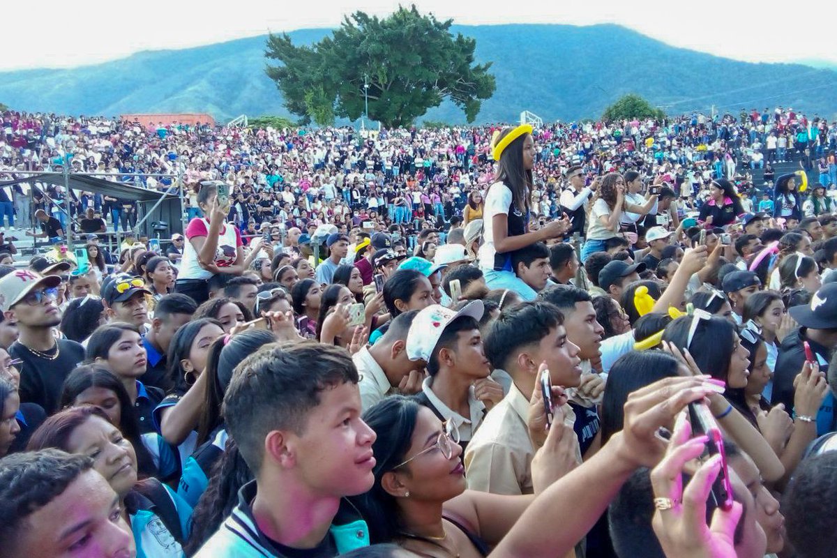 ¡Sigan formándose para el desarrollo de Venezuela!

La muchachada yaracuyana celebró por todo lo alto su graduación gracias a la diversión y la música del Mostacho Fest Bachiller. 

<a href="/NicolasMaduro/">Nicolás Maduro</a> <a href="/MPPEDUCACION/">MPPEDUCACION</a>