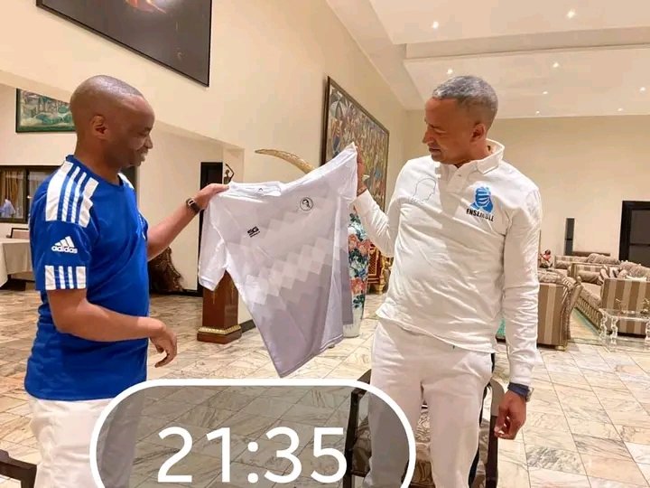 Lemba12341's tweet photo. #Présentation de l'équipement de #salésien de don bosco pour la nouvelle saison 2024-2025 au président #Moïse Katumbi
 👏#félicitation encore une fois au président #Faustin Tshijika qui est prêt pour en découdre cette saison en #LinafootLigue1👌
#followersevery
#Folllowers https://t.co/k7T1o3uOMy