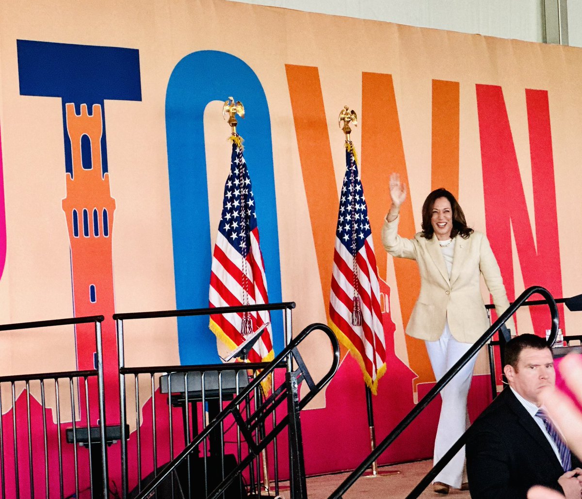 JeremyComeau's tweet photo. AMAZING to have @VP @KamalaHarris here in #VPtown! #mapoli https://t.co/MZo0xuMX2N