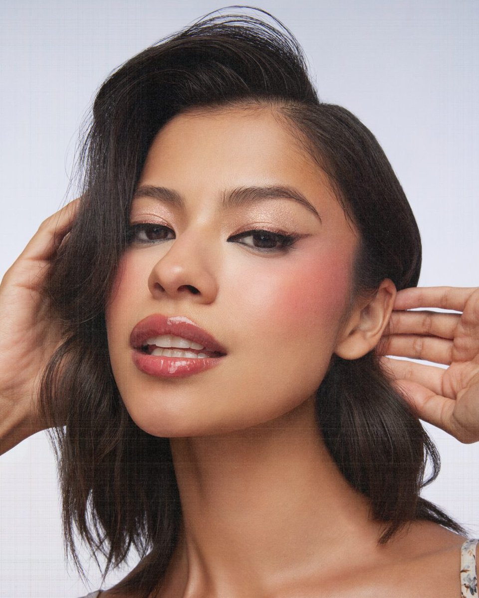 rembeauty's tweet photo. beat the heat this summer with a combination of our waterproof and hydrating products 🧊💧
featured products:
#sweetener foundation
#sweetener concealer
#attheborderline eyeliner marker
#midnightshadows lustrous liquid shadow in “ufo” + “comet”
#eclipse blush + lip stick in “leading lady”
#highlighter in “miss mercury”
#attheborderline lip liner in “eq”
#essentialdrip glossy balm in “shirley”