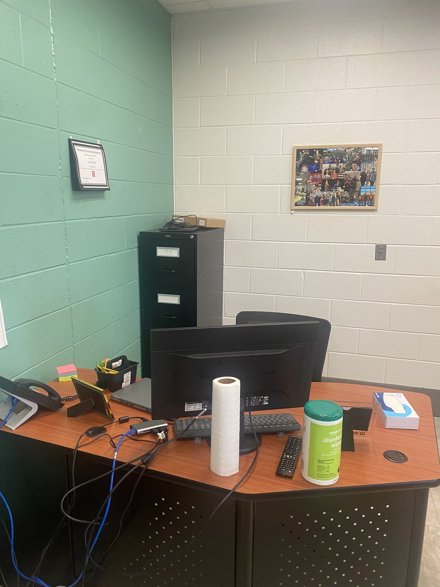 MrRobinClass's tweet photo. The rooms coming to together! Can’t wait to welcome my students to my classroom. https://t.co/Se9vQPJuMX