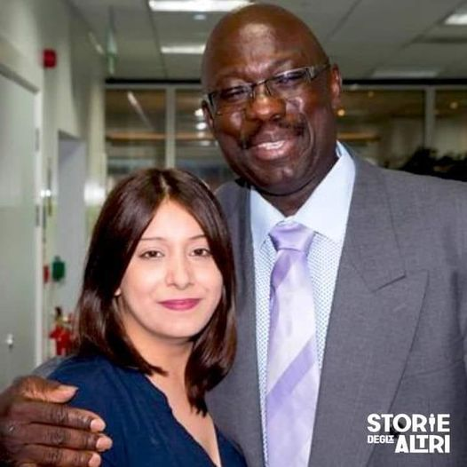 Lui è Joe. Vive a a Londra e lavora per una impresa di spedizioni. È l’aprile del 1994. Joe esce di casa per chiamare la sua famiglia, che vive in Africa. Raggiunge la cabina telefonica del quartiere, apre la porta, il pavimento è pieno di immondizia. Joe fa una smorfia, si fa