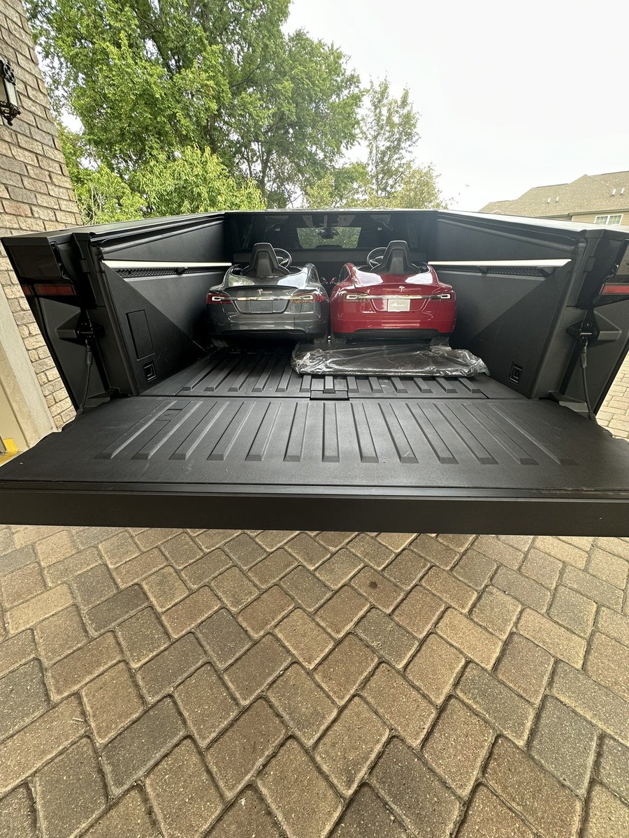 Car transporter <a href="/elonmusk/">Elon Musk</a>