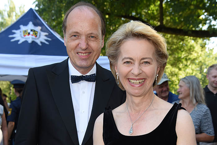 🚨💥La Empresa del marido de Von der Leyen que RECIBIÓ 320 millones de la UE estaba inactiva 😳

Sin contar con las vacunas compradas en exceso por la Comisionada de la UE Von der Leyen MILLONES DE VACUNAS CADUCADAS. 

Su marido, Heiko von der Leyen, está involucrado con