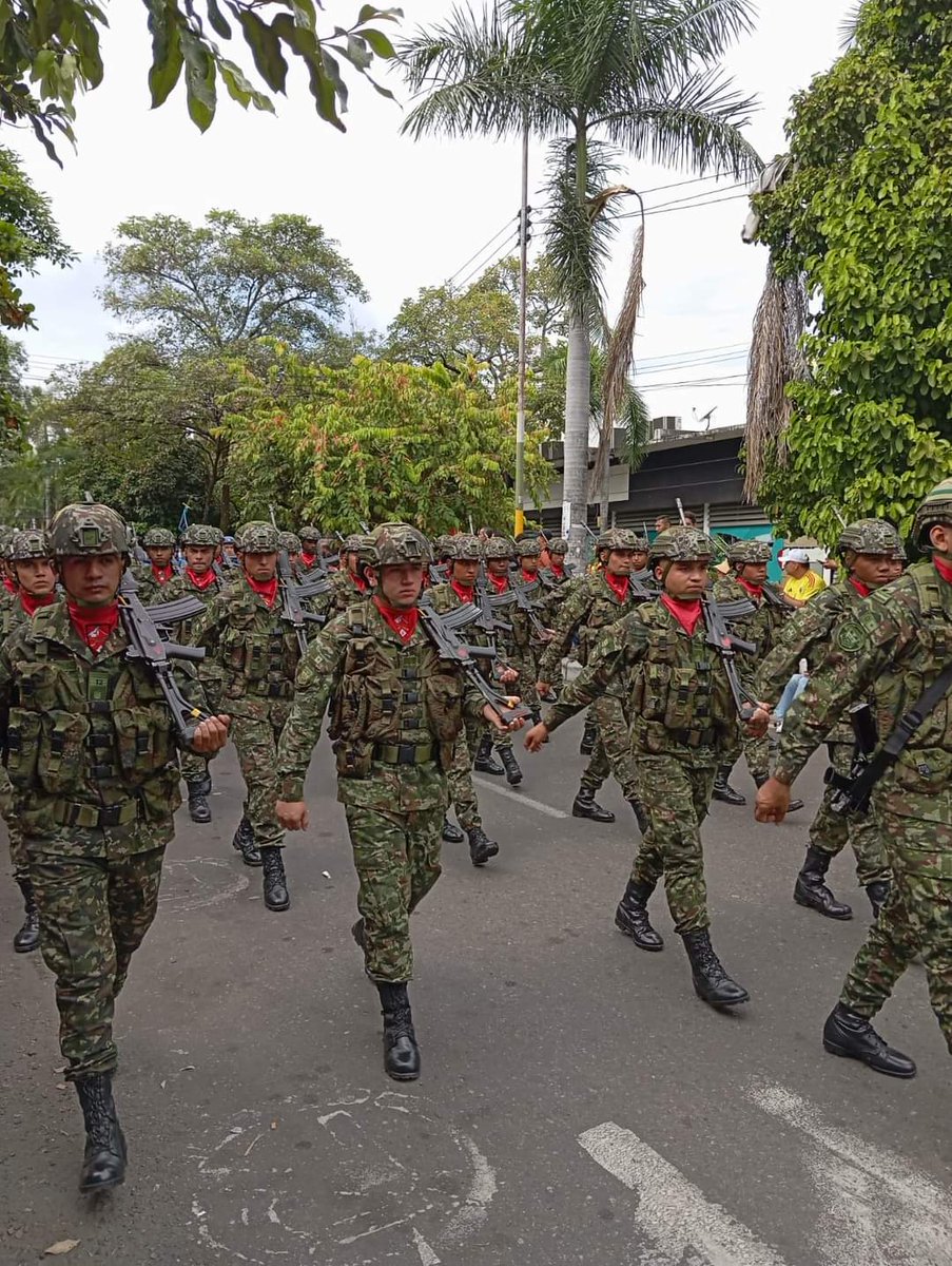 NeiivaNoticias's tweet photo. #Neiva 🇨🇴👉|| ¡DESFILE POLICIAL Y MILITAR EN ESTE 20 DE JULIO!

Estas son algunas imágenes del desfile policial y militar en el Municipio de Neiva, donde las autoridades conmemoran el grito de independencia este 20 de Julio en la fiesta patria.

#OrgulloPatrio #NeivaNoticias https://t.co/XZk554JsyW